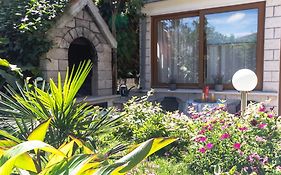 Marjan Hill 3-Br Apt,5 Guests Private Garden Near Beach
