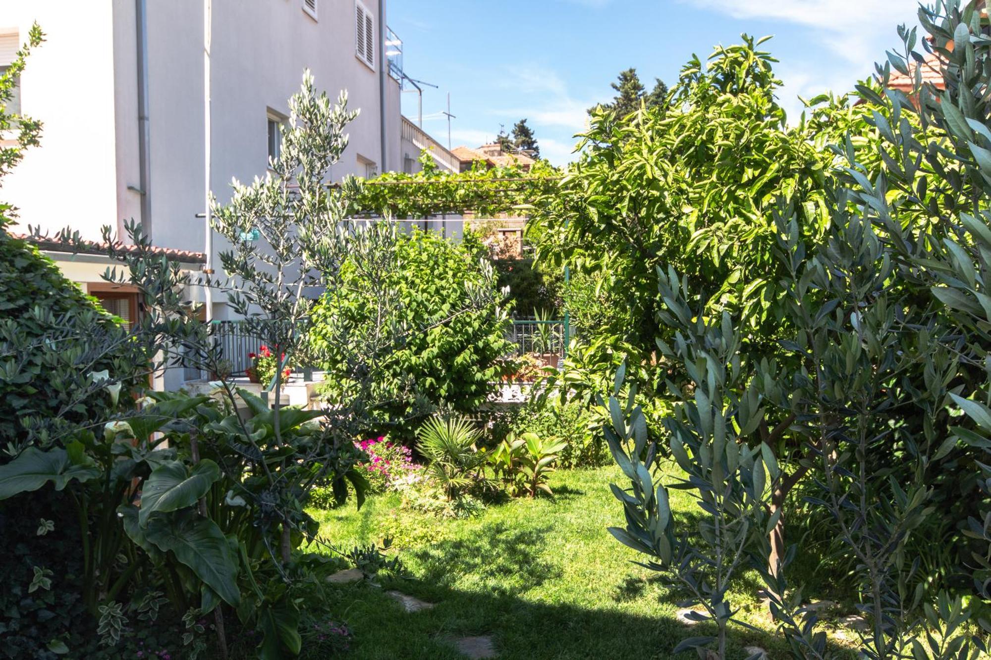 Marjan Hill 3-Br Apt,5 Guests Private Garden Near Beach Split Exterior photo