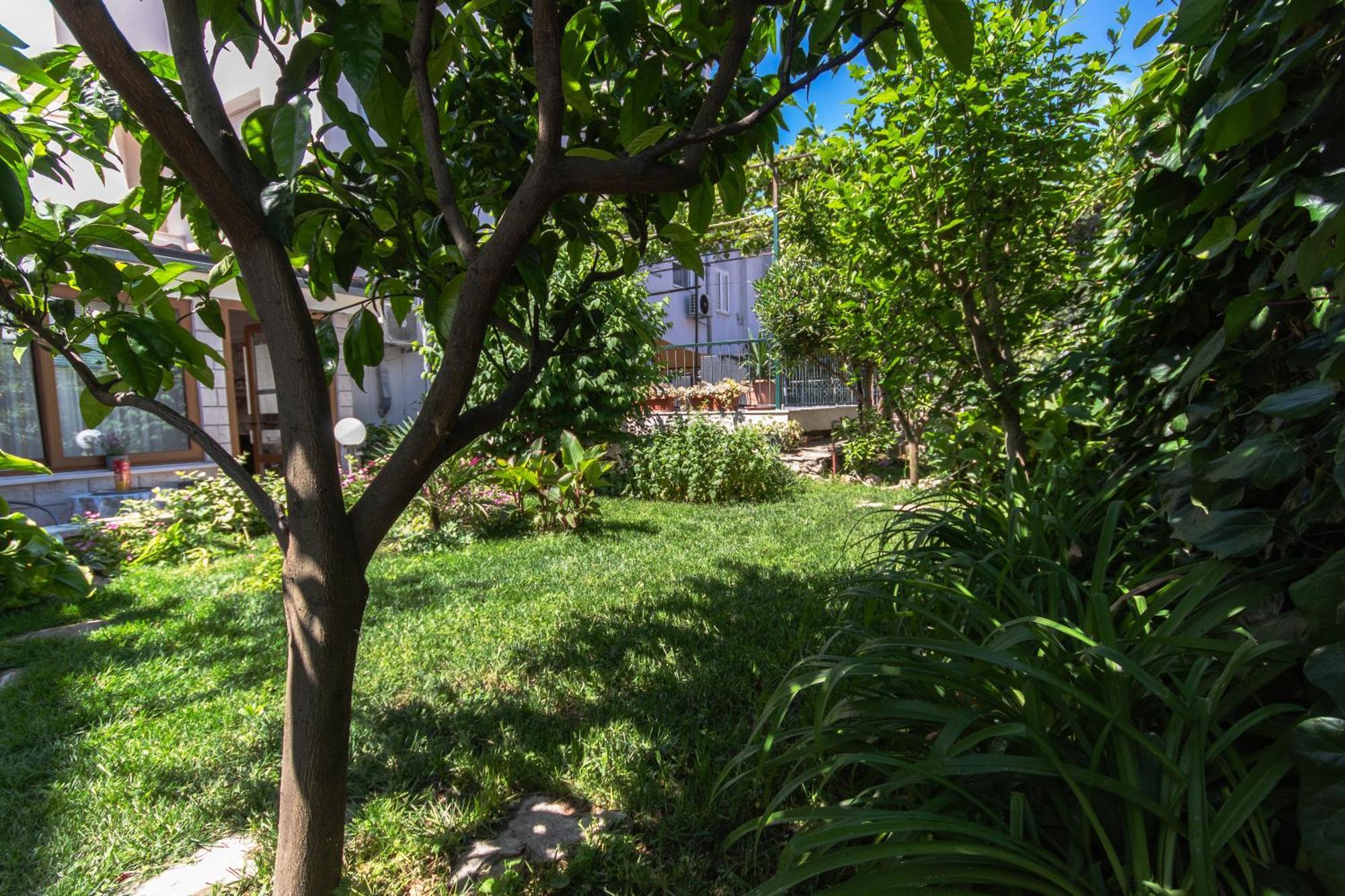 Marjan Hill 3-Br Apt,5 Guests Private Garden Near Beach Split Exterior photo