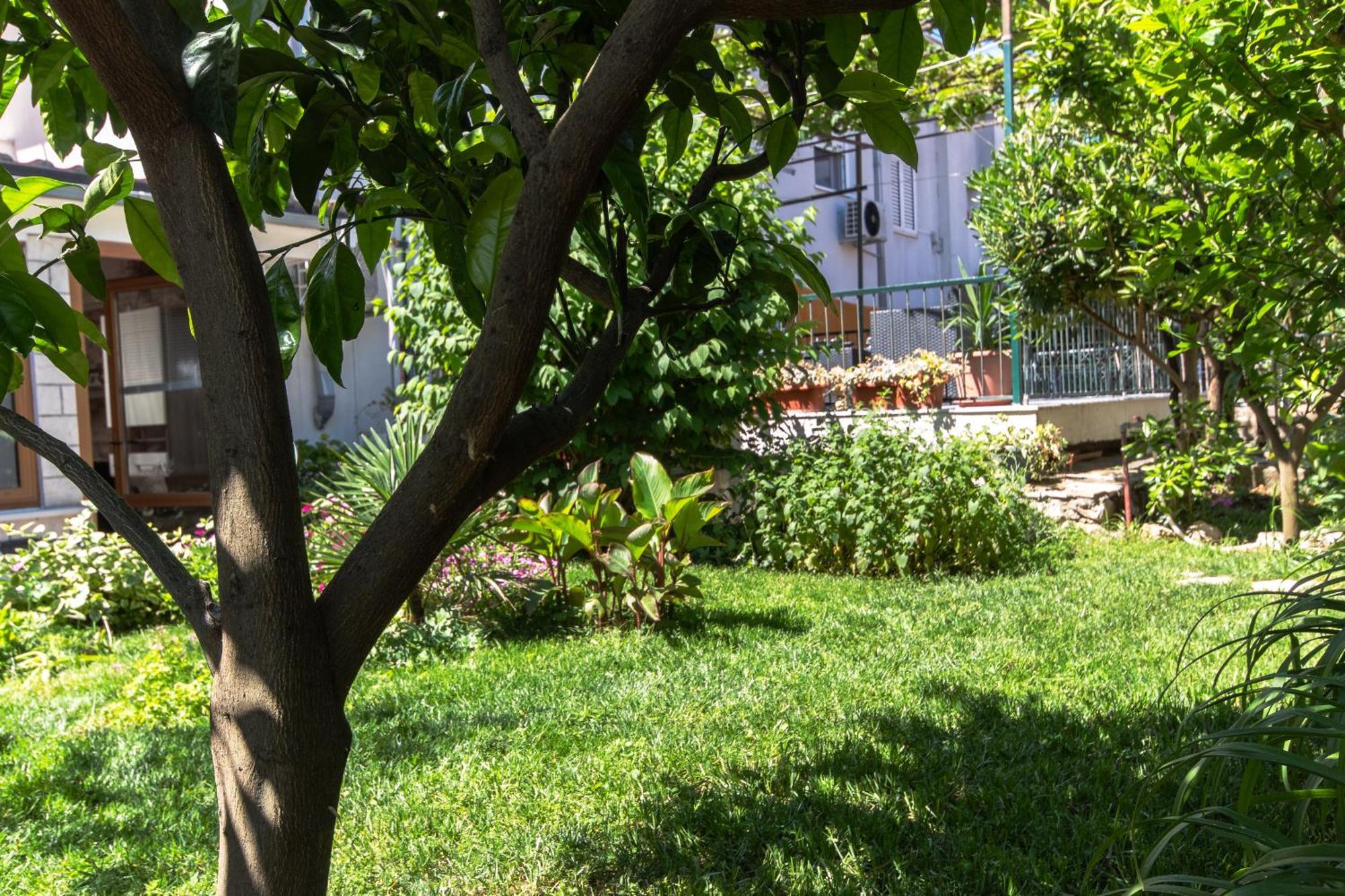 Marjan Hill 3-Br Apt,5 Guests Private Garden Near Beach Split Exterior photo